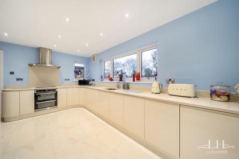 3 bedroom detached bungalow for sale, Brook Close, Romford