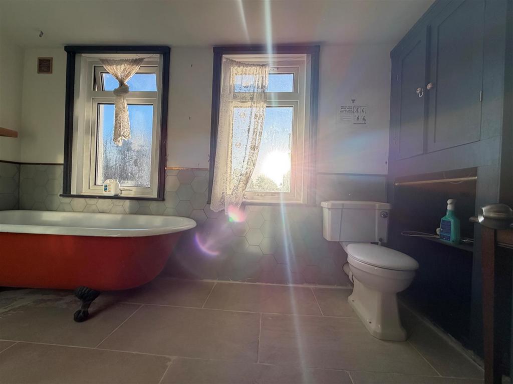 Bathroom 2.jpg