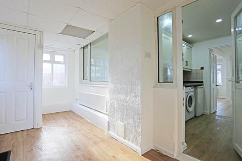 3 bedroom semi-detached house to rent, St Matthews Close, Rainham, RM13