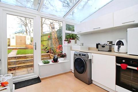3 bedroom terraced house to rent, Robinia Green, Hampshire SO16