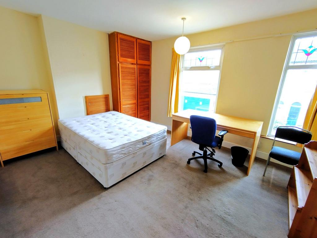 Bright, well-presented bedroom with a double be...
