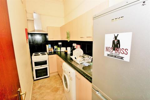 3 bedroom flat to rent, Hyde Park Road, Leeds LS6