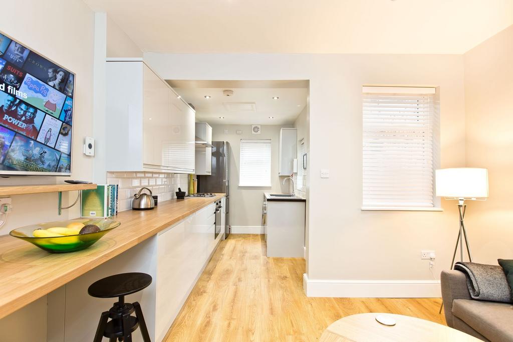 Bright, modern open-plan kitchen and living spa...