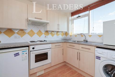 Studio to rent, Pickwick Court, 60 West Park, London, SE9