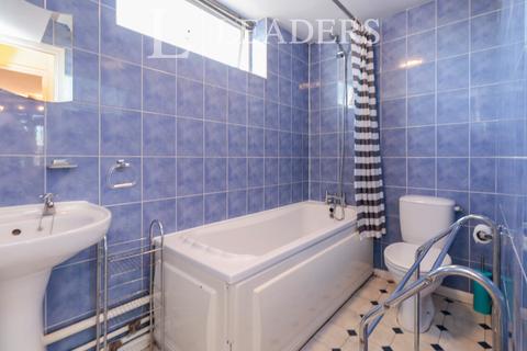 Studio to rent, Pickwick Court, 60 West Park, London, SE9