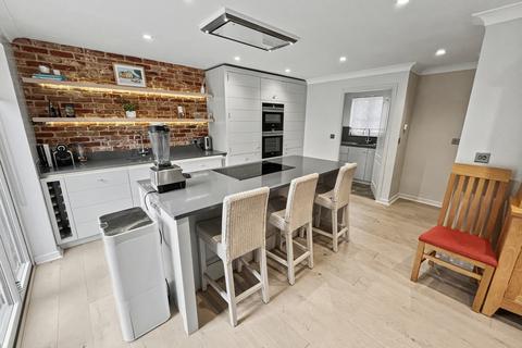 4 bedroom detached house to rent, Peacock Close, Easton NR9