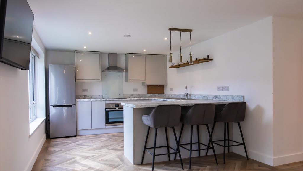 Contemporary open-plan kitchen with a marble-ef...