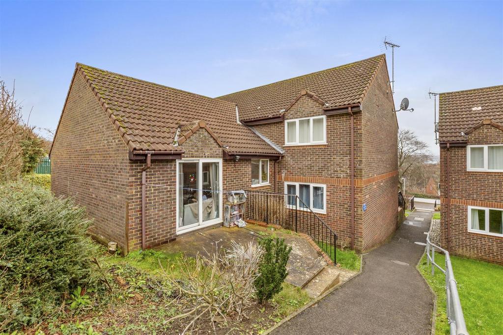 6 Castleview Gardens, HP12 3 UD-8.jpg