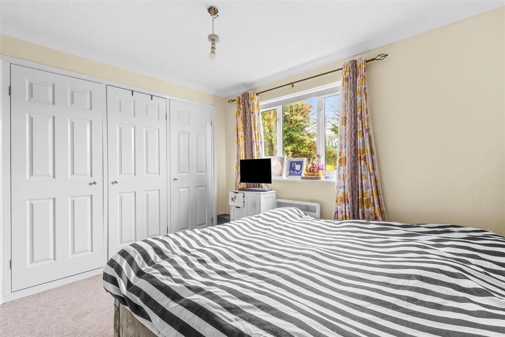 6 Castleview Gardens, HP12 3 UD-3.jpg
