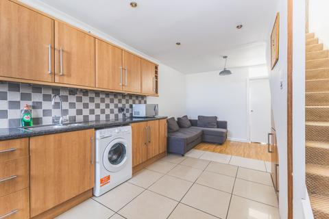 3 bedroom flat to rent, Symington House, SE1