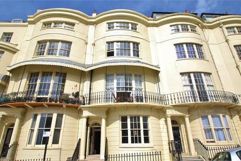 2 bedroom flat to rent, Regency Square, Brighton