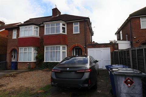 3 bedroom house to rent, Pennine Drive