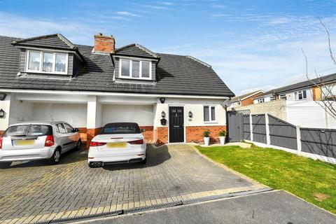 1 bedroom semi-detached house for sale, Hannett Road, Canvey Island SS8