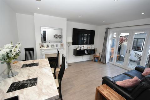 1 bedroom semi-detached house for sale, Hannett Road, Canvey Island SS8