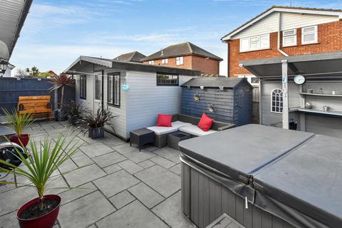 1 bedroom semi-detached house for sale, Hannett Road, Canvey Island SS8