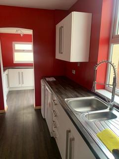 2 bedroom house to rent, Holland Street, Hull