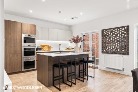 5 bedroom detached house for sale, Eaton Gardens, Broxbourne EN10