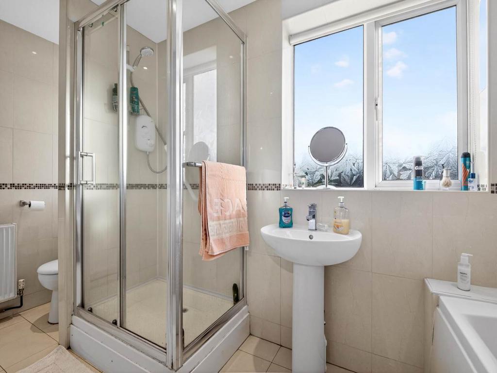Bathroom 2 (2)