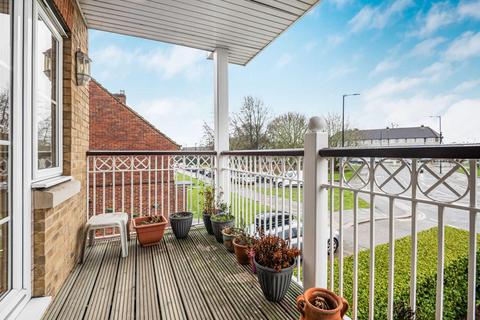 2 bedroom flat for sale, Westpole Avenue, Cockfosters, EN4