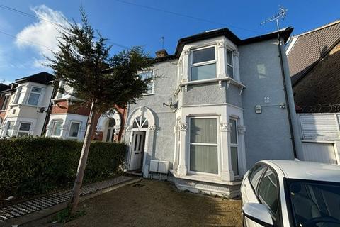 2 bedroom flat to rent, First Floor Flat 63 Kingswood Road Ilford IG3 8UB