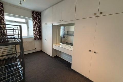 2 bedroom flat to rent, First Floor Flat 63 Kingswood Road Ilford IG3 8UB