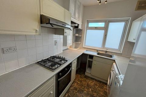 2 bedroom flat to rent, First Floor Flat 63 Kingswood Road Ilford IG3 8UB