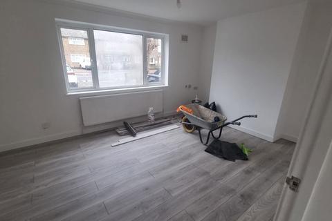 3 bedroom semi-detached house to rent, Whitethorn Avenue, Yiewsley, West Drayton, UB7 8JY