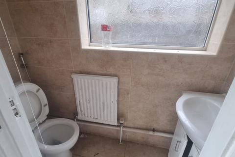3 bedroom semi-detached house to rent, Whitethorn Avenue, Yiewsley, West Drayton, UB7 8JY