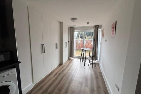 1 bedroom in a house share to rent, Woodstock Gardens, Hayes UB4