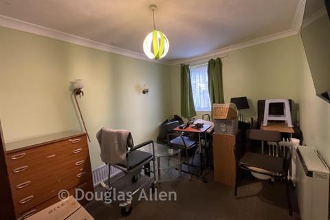 1 bedroom ground floor flat for sale, Portland Close, Romford, Essex
