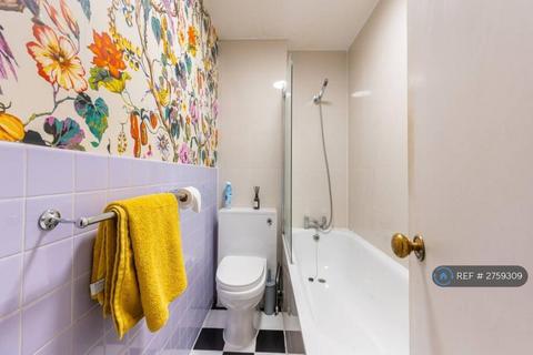 Studio to rent, Craven Terrace, London, W2