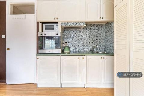 Studio to rent, Craven Terrace, London, W2