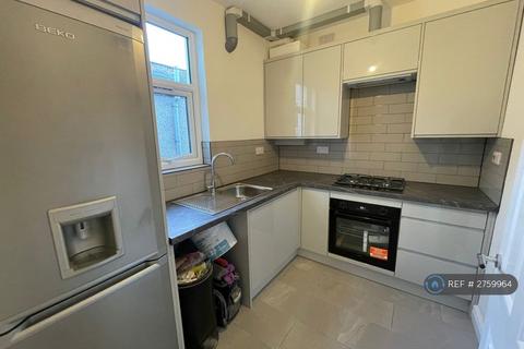2 bedroom maisonette to rent, Honley Road, London, SE6