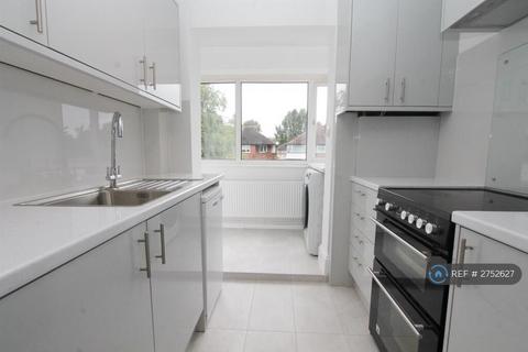3 bedroom maisonette to rent, Culvers Avenue, Carshalton, SM5