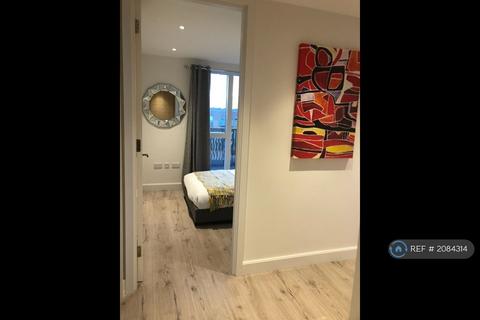 2 bedroom flat to rent, High Street, London, N8
