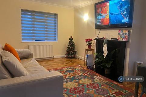 3 bedroom semi-detached house to rent, Hazel Avenue, West Drayton, UB7