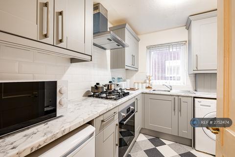 2 bedroom flat to rent, Totland Close, Manchester, M12