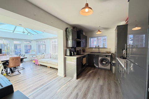 4 bedroom semi-detached house for sale, Parkwood Avenue, Leeds