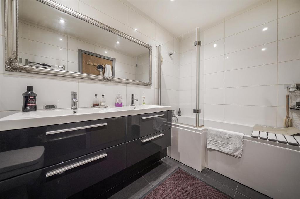 Flat 2, 8 Millennium Drive - M2qy4e2e V7 VLWPi ZBLKb.