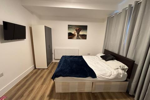 1 bedroom in a house share to rent, Woodstock Gardens, Hayes UB4