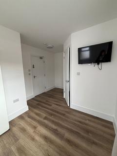 1 bedroom in a house share to rent, Woodstock Gardens, Hayes UB4