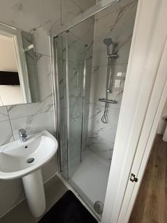 1 bedroom in a house share to rent, Woodstock Gardens, Hayes UB4