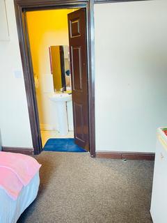 1 bedroom in a house share to rent, High Street, Yiewsley UB7