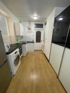 Studio to rent, High Street, Brentford TW8