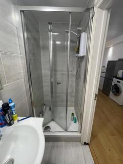 Studio to rent, High Street, Brentford TW8