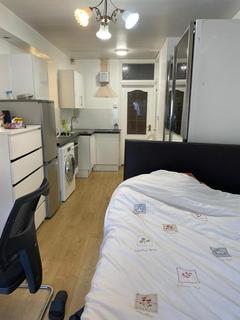 Studio to rent, High Street, Brentford TW8