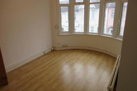 2 bedroom flat for sale, Ramuz Drive, Westcliff On Sea