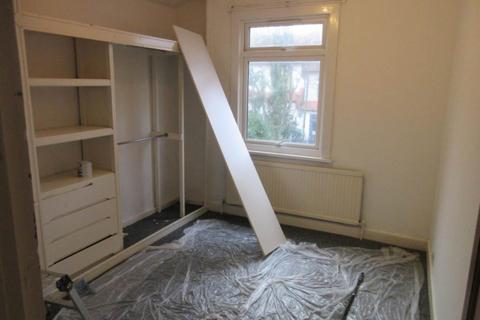 2 bedroom flat for sale, Ramuz Drive, Westcliff On Sea