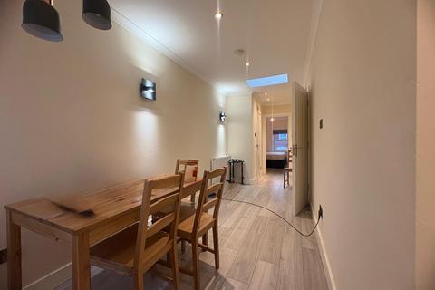 2 bedroom flat to rent, Greenford Avenue, London W7