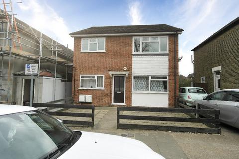 2 bedroom maisonette to rent, Clifton Road, Hornchurch, RM11
